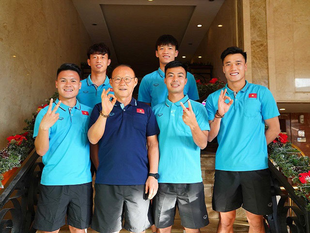 Bạn trẻ - Cuộc sống - Quang Hải cùng thầy Park, Bùi Tiến Dũng chụp ảnh tươi rói trước khi sang Thái Lan