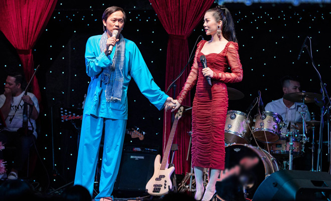 Hoài Linh mặc áo bà ba, nắm chặt tay "nữ hoàng Bolero" - 3