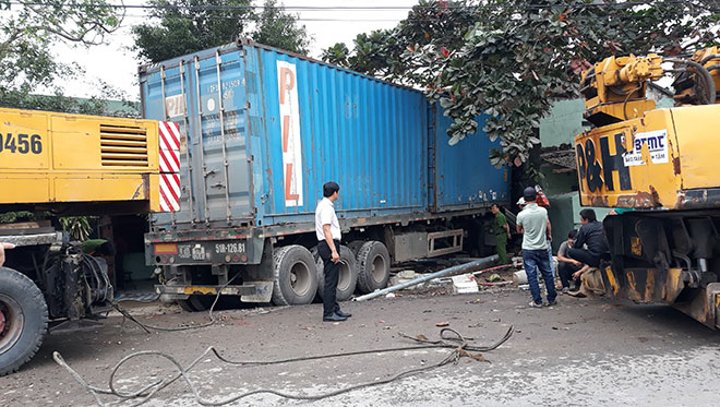 Vụ tai nạn khiến tài xế tử vong tại chỗ, 2 ngôi nhà bị sập