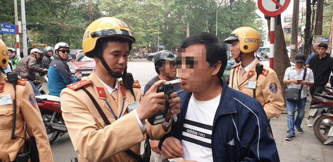 Người đàn ông điều khiển xe máy 29R9-0874 vi phạm nồng độ cồn mức 0,489 mi li gam/lít khí thở tại ngã tư Hàng Cót - Phan Đình Phùng, Hà Nội.