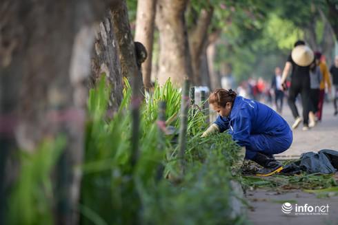 Theo một công nhân tại đây: “Năm nào tình trạng này cũng diễn ra, dù đã phân công nhau trông giữ nhưng lượng người quá đông nên cũng đành bất lực. Ngay sau khi mọi người đi chơi về thì giữa đêm 1/1 chúng tôi đã phải ở lại xử lý sự cố, đến hôm nay mới làm được phần nào”.