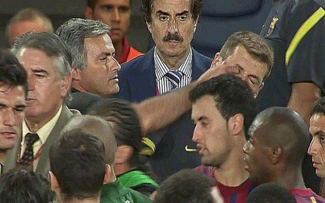 HLV Mourinho cố ý móc mắt cố HLV Tito Vilanova