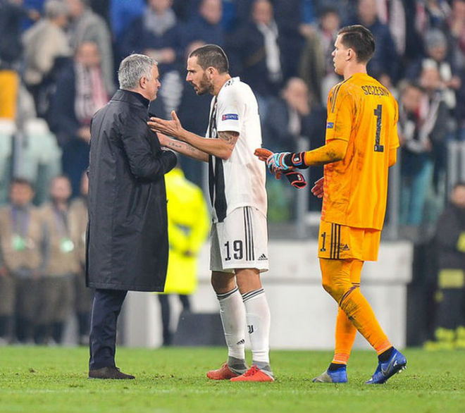HLV Mourinho ăn mừng kiểu khiêu khích cầu thủ và CĐV Juventus