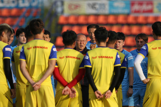 U23 Việt Nam tập ở Thái Lan: Thầy Park cười tươi sau cuộc nói chuyện với Hoàng Đức - 1