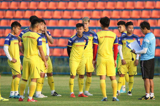 U23 Việt Nam tập ở Thái Lan: Thầy Park cười tươi sau cuộc nói chuyện với Hoàng Đức - 8