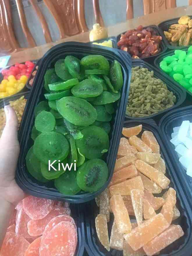 Những hộp mứt kiwi xanh đậm, ngậm phẩm màu khác xa với màu xanh của kiwi thực tế