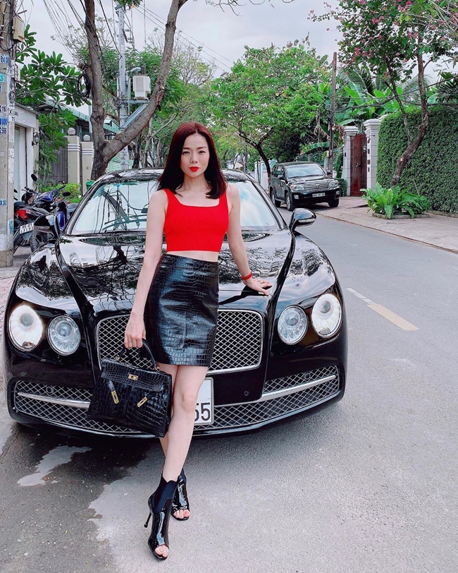 Lệ Quyên cho hay, cô đi hát phòng trà đều đặn vào 3 ngày cuối tuần với mức cát-sê cao nhất hiện nay. Theo thông tin một bầu show từng tiết lộ với báo chí, giá để mời Lệ Quyên hát riêng một đêm tại phòng trà vào khoảng 6.000USD &#40;126 triệu đồng&#41;.