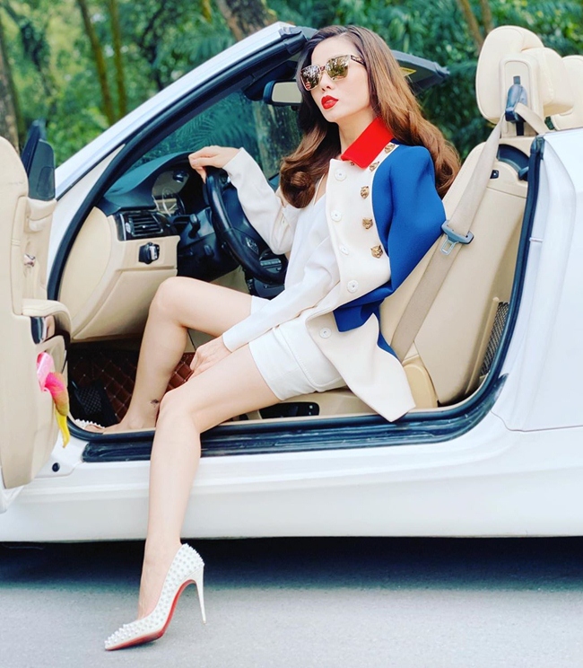 Trong buổi họp báo đầu năm 2019, ca sĩ Hương Tràm vô tình tiết lộ cát-xê của Lệ Quyên. Theo đó, để bay ra Hà Nội ủng hộ liveshow của Hương Tràm, đàn chị đã phải bỏ 2 show, ước tính thiệt hại khoảng 1 tỷ đồng. Trước đó, ông bầu Vũ Khắc Tiệp từng khiến cư dân mạng xôn xao khi tiết lộ thu nhập của vợ chồng “nữ hoàng Bolero” là 7 triệu USD mỗi năm. Trong đó, riêng của Lệ Quyên là 3 triệu USD tương đương khoảng 70 tỷ đồng. Tuy nhiên, bà mẹ một con đã lên tiếng giải thích, đó chỉ là sự đùa giỡn vui vẻ giữa cô và Khắc Tiệp.