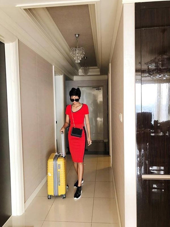 Sau khi hết nhiệm kỳ, H&#39;Hen Niê cũng rời khỏi căn hộ chung cư là phần thưởng của Hoa hậu. Người đẹp chia sẻ, số tiền tích góp được nếu mua nhà sẽ không còn để đầu tư cho tương lai, nên trước mắt cô sẽ ở nhà thuê. Nhà mới của H&#39;Hen Niê cũng là một căn hộ chung cư, có diện tích nhỏ hơn với hai phòng ngủ.