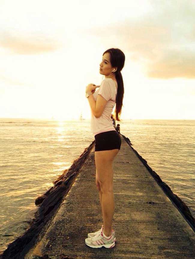 Hoa hậu Việt Nam từng diện đồ gym để chạy bộ ngoài trời. Chiếc quần của cô có phần khá ngắn so với cặp chân dài miên man.