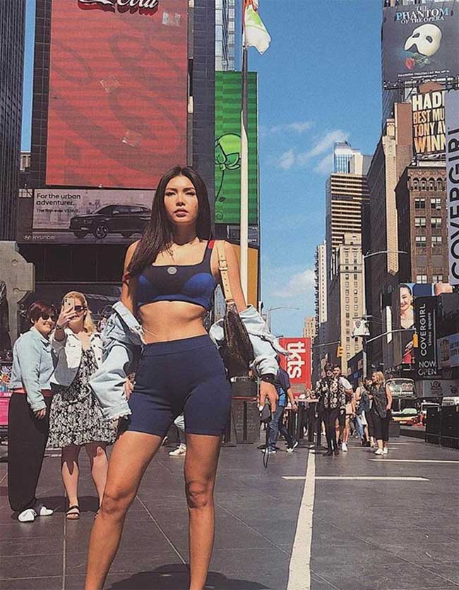 Minh Tú gây tranh cãi khi diện đồ tập mỏng giữa phố New York. Nhưng khó phủ nhận, bộ đồ lộ vóc dáng quyến rũ của siêu mẫu này.