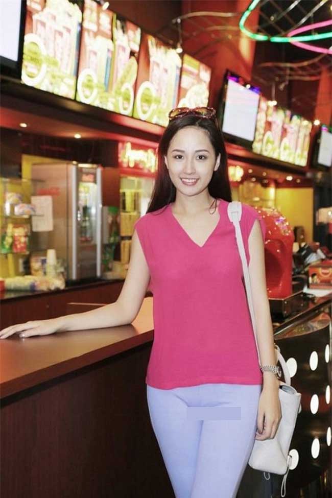 Đây có lẽ là chiếc quần tai tiếng để đời của Mai Phương Thuý. Cô có lẽ là nàng hoa hậu đầu tiên lăng xê phong cách athletic ra phố nhưng có vẻ như chưa thành công.