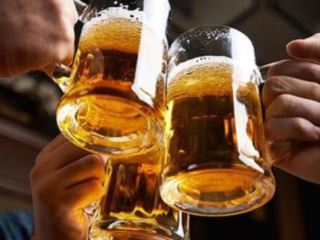 Sức khỏe đời sống - Vì sao có người uống một ngụm bia đã say ngã dúi ngã dụi?