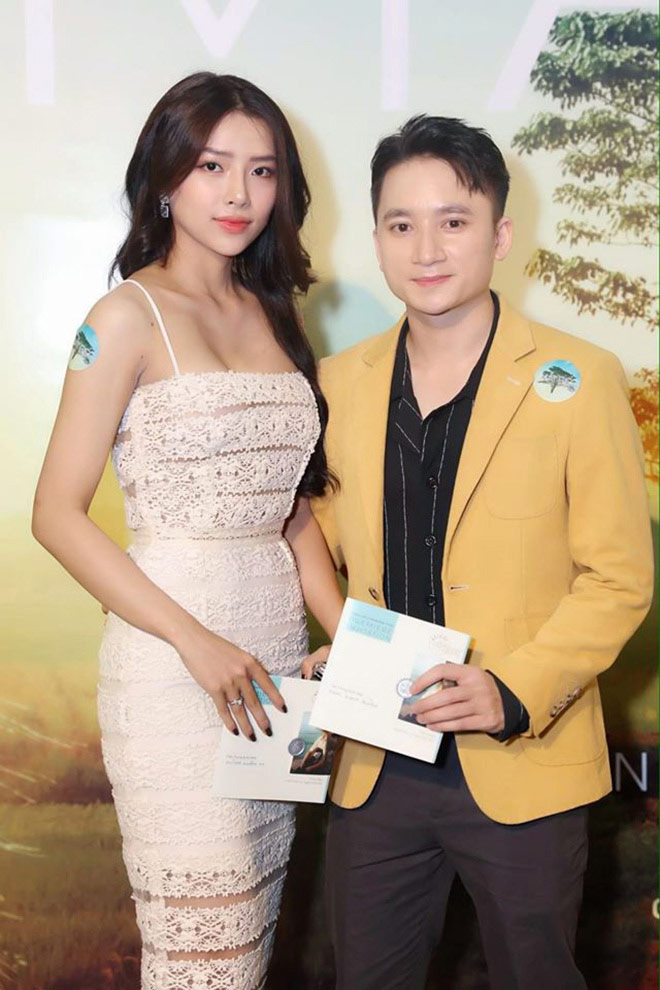 Phan Mạnh Quỳnh và bạn gái đi xem công chiếu phim Mắt biếc mới đây.