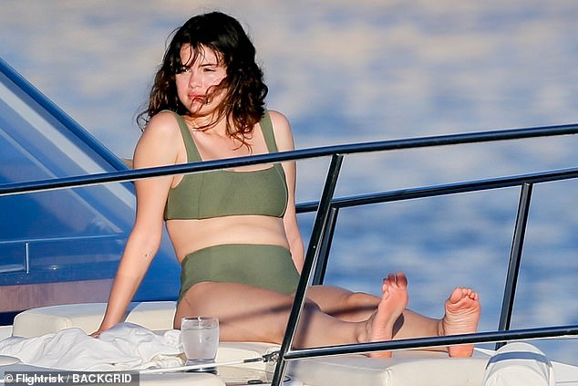 Selena Gomez diện bikini cạp cao lộ dáng tròn trục trên du thuyền hạng sang - 1