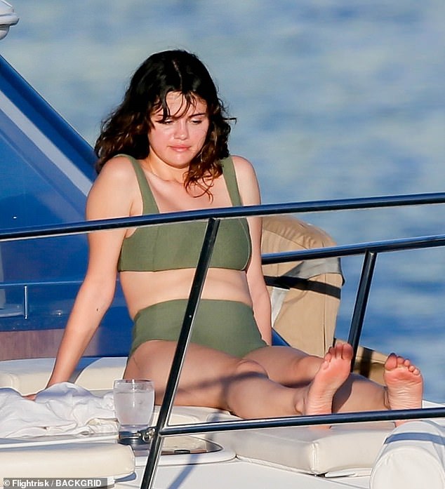 Selena Gomez diện bikini cạp cao lộ dáng tròn trục trên du thuyền hạng sang - 2