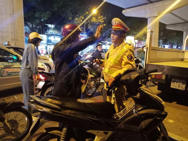 Tin tức trong ngày - Nóng 24h qua: "Ma men” mạo danh khi CSGT đo nồng độ cồn, Vụ trưởng của Bộ GD&amp;ĐT nói gì?