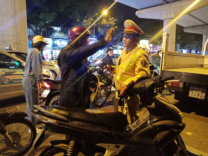 Nam tài xế nhận là Vụ trưởng ở Bộ Giáo dục và Đạo tạo xin bỏ qua lỗi vi phạm (Ảnh: NLĐ)