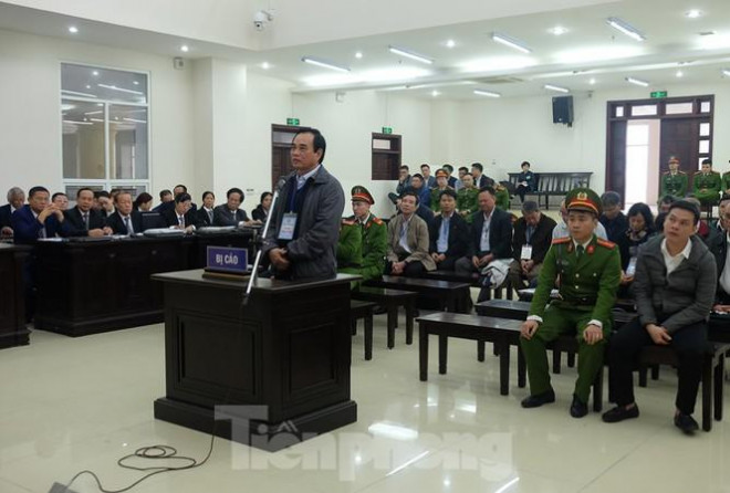  Bị cáo Văn Hữu Chiến khai báo tại tòa.