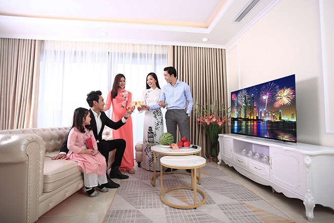 3 mẫu TV OLED 65 inch tô điểm cho phòng khách sang trọng dịp Tết - 2