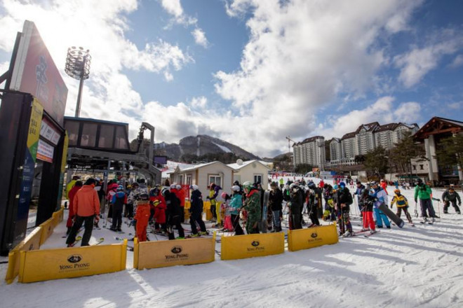 Du khách và người dân Hàn đổ về thành phố Pyeongchang để trượt tuyết mỗi khi đông về