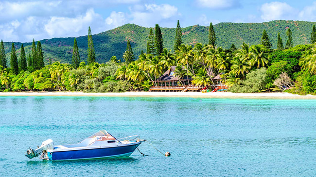 New Caledonia: Nằm giữa lưng chừng Fiji và bờ biển Queensland, Australia, phía nam quần đảo Solomon, lãnh thổ hải ngoại xa xôi của Pháp này là nơi có nhiều phong cảnh tuyệt đẹp và các bãi cát trắng trải dài.
