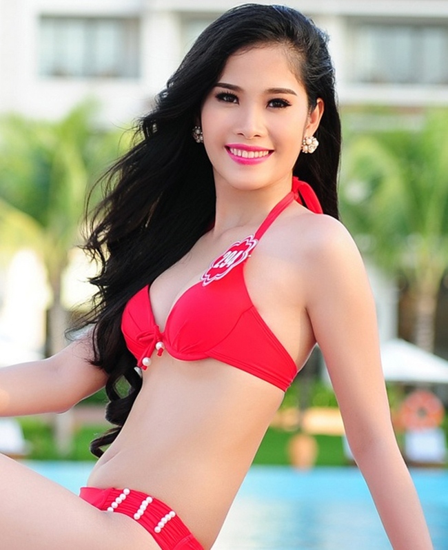 Nam Em được biết đến sau khi đạt danh hiệu Hoa khôi đồng bằng Sông Cửu Long 2015 đồng thời sở hữu nhan sắc giống Hoa hậu Việt Nam - Đặng Thu Thảo. Bên cạnh đó, cô còn tham gia cuộc thi Hoa hậu Trái Đất 2016 và lọt vào Top 8.