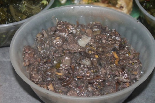 Thậm chí món thịt phải có giòi mới mang vị đậm đà, đúng truyền thống của người Khơ Mú. Ảnh: IT