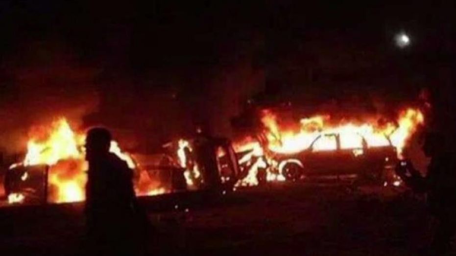 Đoàn xe chở nhóm dân quân được Iran hậu thuẫn lại bị không kích chỉ 24 giờ sau cái chết của tướng&nbsp;Qassem Soleimani (Ảnh: Fox News)