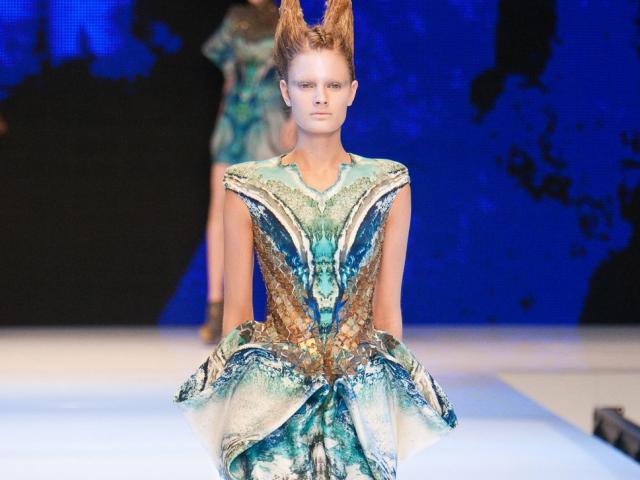 Thời trang - 13 bộ sưu tập thời trang mang tính cách mạng nhất thập kỷ qua