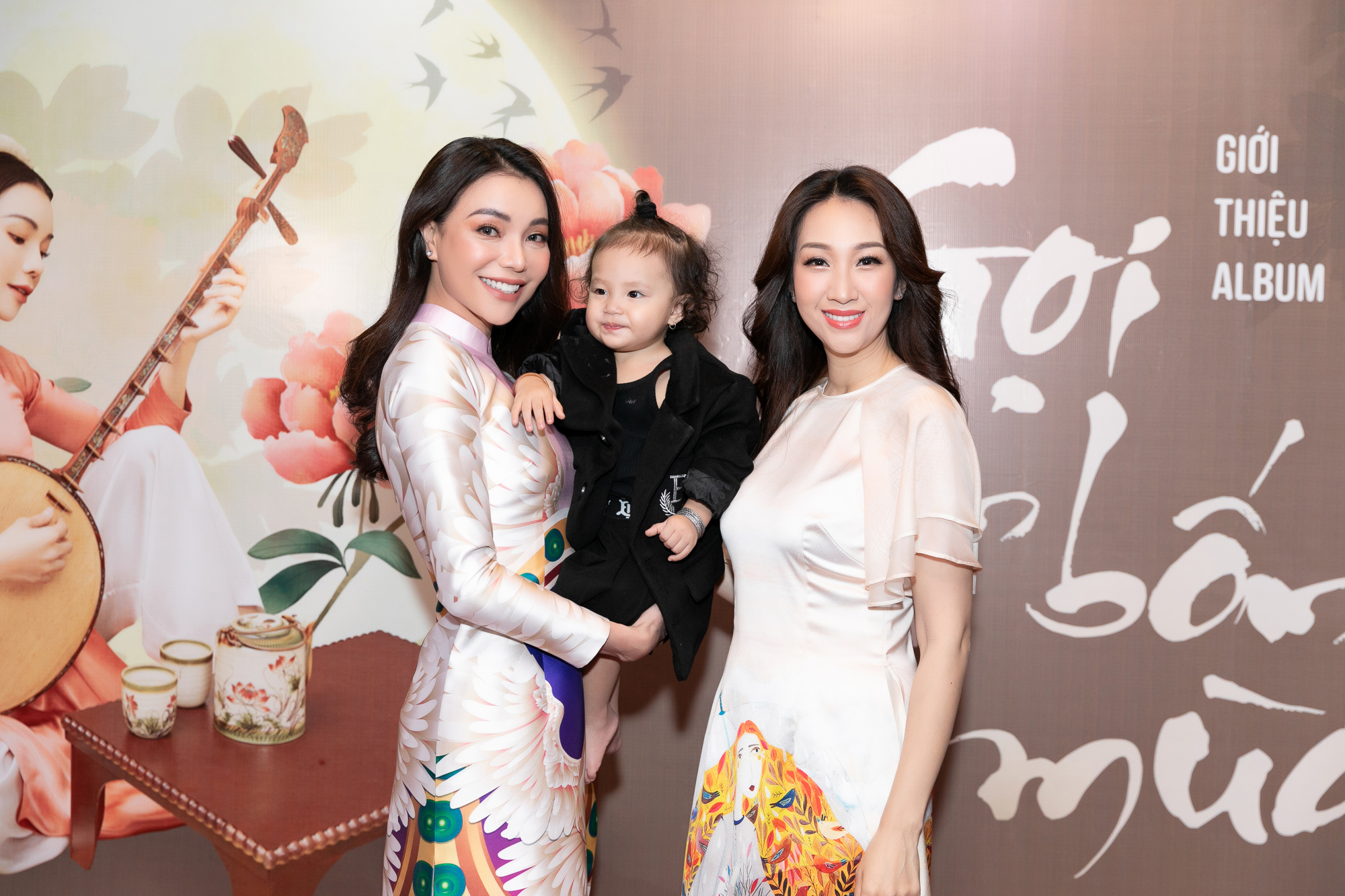 Trà Ngọc Hằng bế con gái bên Lều Phương Anh