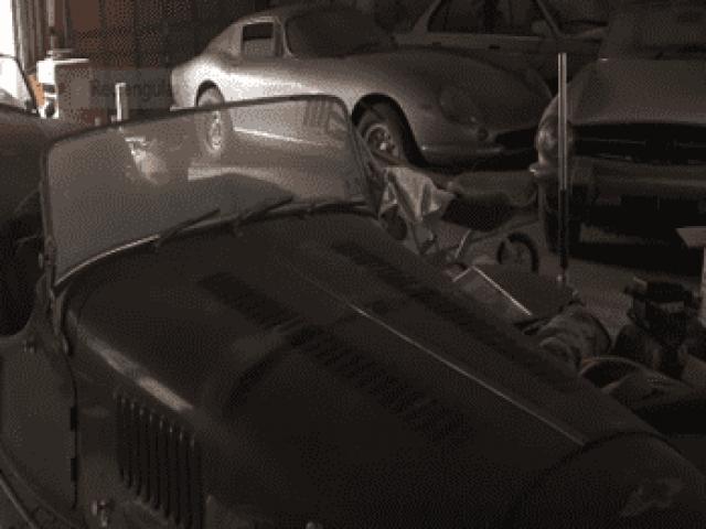 Thị trường - Tiêu dùng - Hai chiếc xe cũ rích, phủ kín bụi mà bất ngờ được định giá hơn 90 tỷ đồng