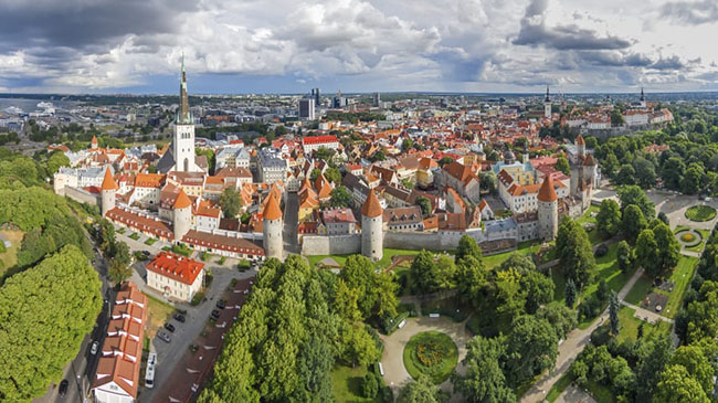 Estonia: Đất nước xinh đẹp với nhiều kiến trúc ấn tượng, những ngôi nhà màu trắng với mái ngói hồng luôn thú hút một lượng du khách lớn kéo đến vào mỗi mùa du lịch.
