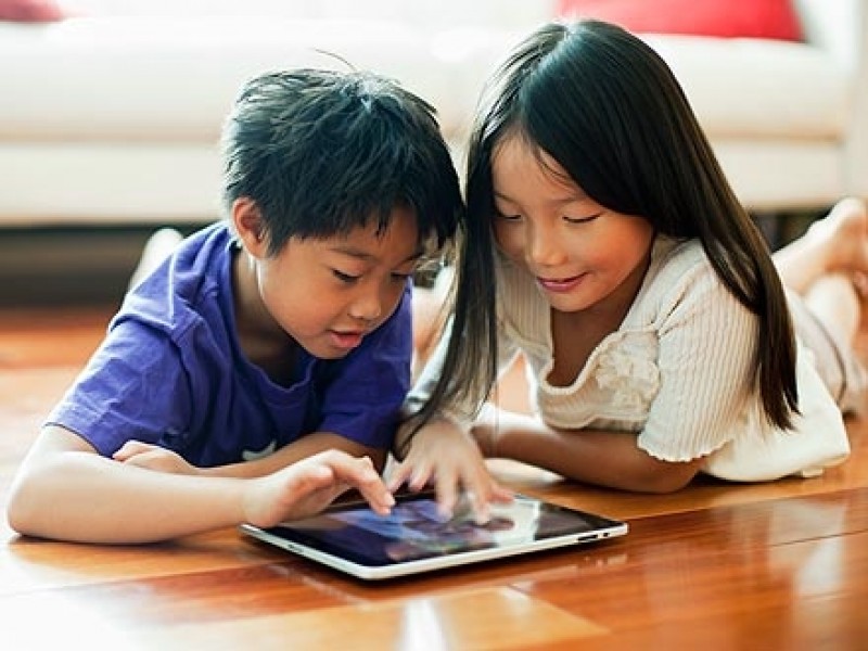 Để trẻ em có những ngày tết thật ý nghĩa cha mẹ đừng bỏ mặc con với ipad.