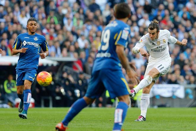 Bale (áo trắng) và đồng đội gặp nhiều khó khăn