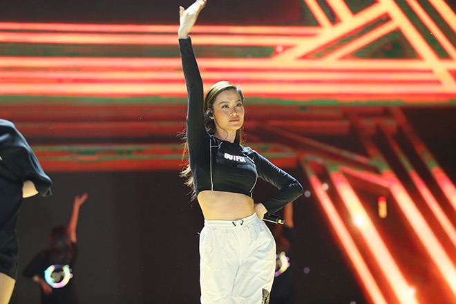 Đông Nhi tươi tắn thực hiện vũ đạo sexy