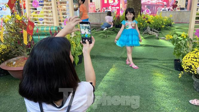 ....và được giải thích cho người xem một cách dễ hiểu, để các em thiếu nhi và lớp tuổi trẻ thêm kiêu hãnh và tự hào về văn hóa dân tộc Việt.