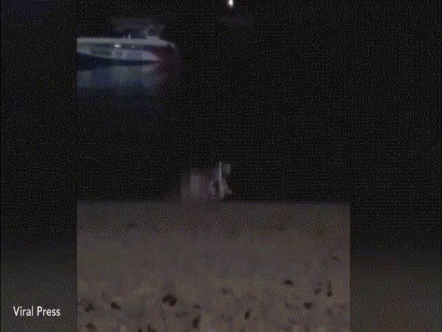 Phi thường - kỳ quặc - Phẫn nộ du khách khỏa thân thản nhiên quan hệ trên bãi biển ở Thái Lan