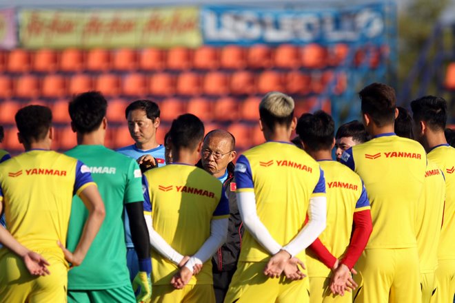 &nbsp;Buổi tập của U23 Việt Nam bắt đầu từ 17h trên sân vận động của CLB MOF Custom United (Bangkok, Thái Lan). Đây là buổi tập cuối cùng của U23 Việt Nam ở Bangkok trước khi thầy trò HLV Park Hang Seo di chuyển đi Buriram để tập luyện theo lịch chính thức của ban tổ chức vòng chung kết U23 châu Á 2020.