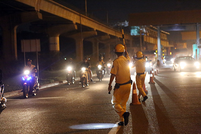Đội CSGT Rạch Chiếc ra quân kiểm tra nồng độ cồn trên xa lộ Hà Nội