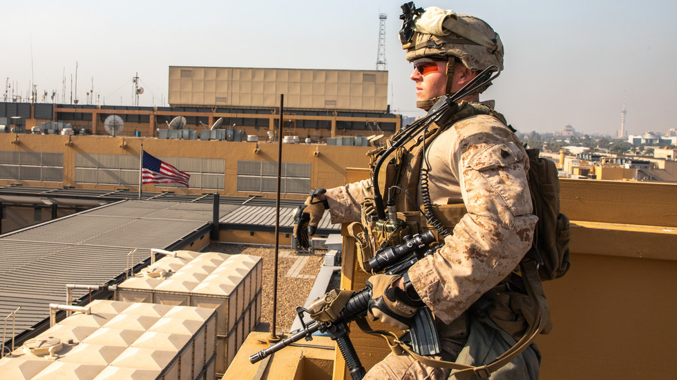 Binh sĩ Mỹ canh gác, bảo vệ đại sứ quán Mỹ ở Iraq.