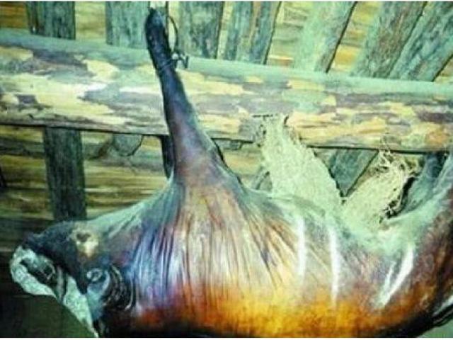 Thị trường - Tiêu dùng - Kỳ lạ lợn treo hơn 30 năm bốc mùi thối vẫn có người trả 1,7 tỷ đồng mua về ăn