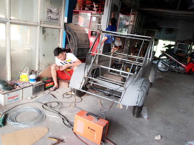 Nam sinh Việt Cường giành nhiều tháng trời để chế tạo ra chiếc ô tô chạy bằng năng lượng mặt trời. 