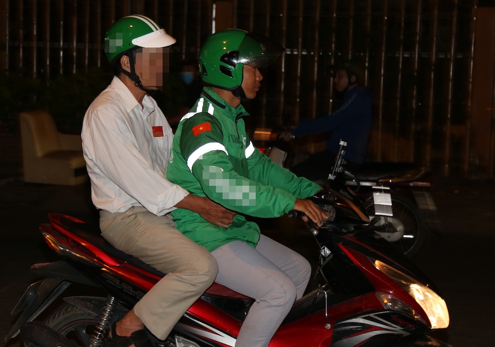 Nóng trong tuần: Thấy CSGT kiểm tra nồng độ cồn, dân nhậu tới hỏi “dắt xe về được không?” - 1