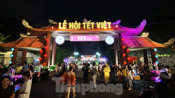 Cổng vào Lễ hội Tết Việt 2020 tại TPHCM. Lễ hội diễn ra đến hết ngày 5/1 tại công viên Lê Văn Tám (quận 1, TPHCM).