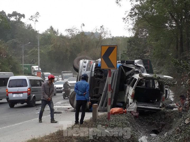 Tin tức trong ngày - Xe container nổ lốp đâm xe chở khách, 7 người bị thương nặng