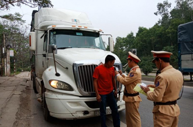 Lực lượng CSGT Công an tỉnh Thanh Hóa kiểm tra nồng độ cồn lái xe container trên Quốc lộ 1A đoạn qua huyện Hậu Lộc, tỉnh Thanh Hóa