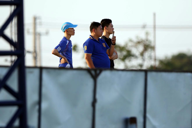 Khi các cầu thủ U23 Việt Nam thực hiện các bài khởi động ở đầu buổi tập, một số cổ động viên đứng trên gò đất bên ngoài sân dùng điện thoại để ghi hình.