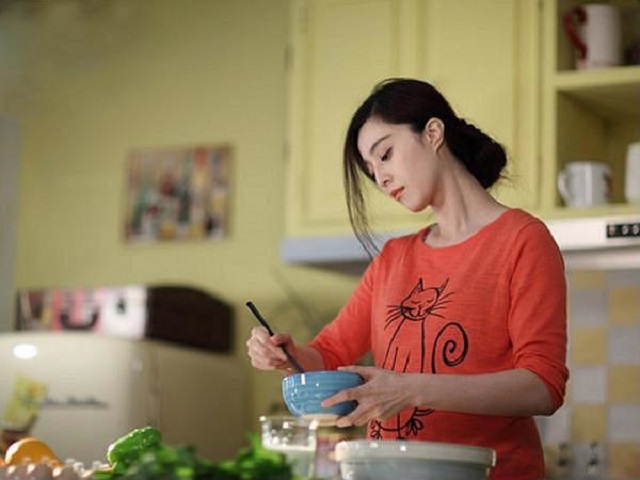 Bạn trẻ - Cuộc sống - Phụ nữ quanh quẩn góc bếp cho chồng xông pha: Được gì và mất gì?