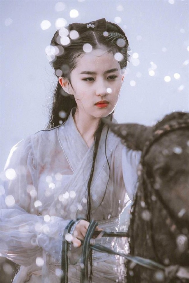 Năm 16 tuổi, Lưu Diệc Phi đảm nhận vai Tiểu Long Nữ và trở thành ngôi sao nổi tiếng trong “Thần điêu đại hiệp”. Trong phim, nữ diễn viên gây ấn tượng với người xem bởi những màn võ thuật vô cùng ấn tượng.